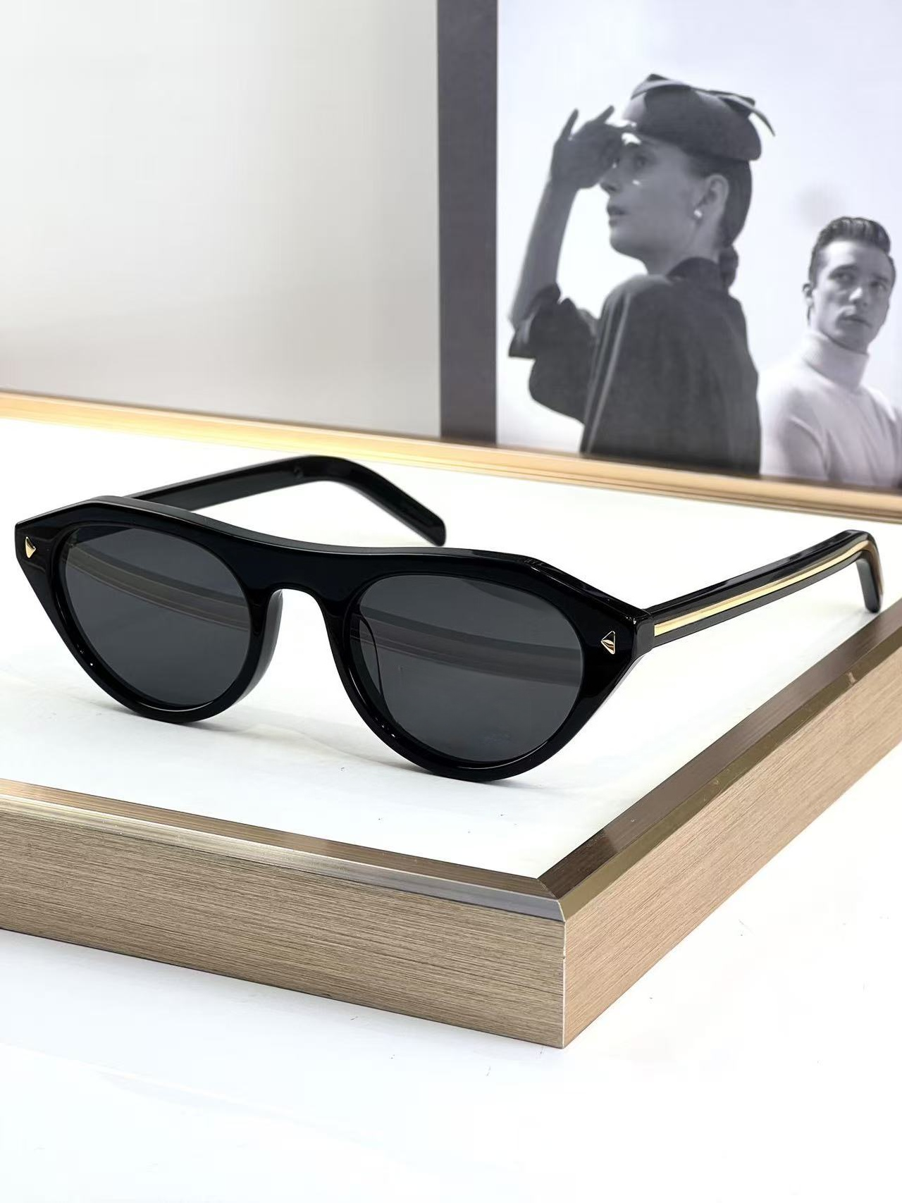 Personalized and versatile high-end retro glasses   E1030