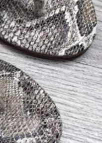 Wearing flip flops with a flat bottom on the outside E1330
