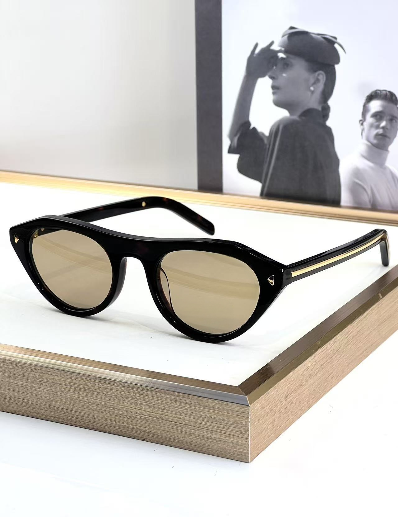 Personalized and versatile high-end retro glasses   E1030