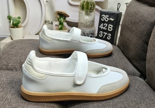 Colorful and fashionable sports shoes  E974