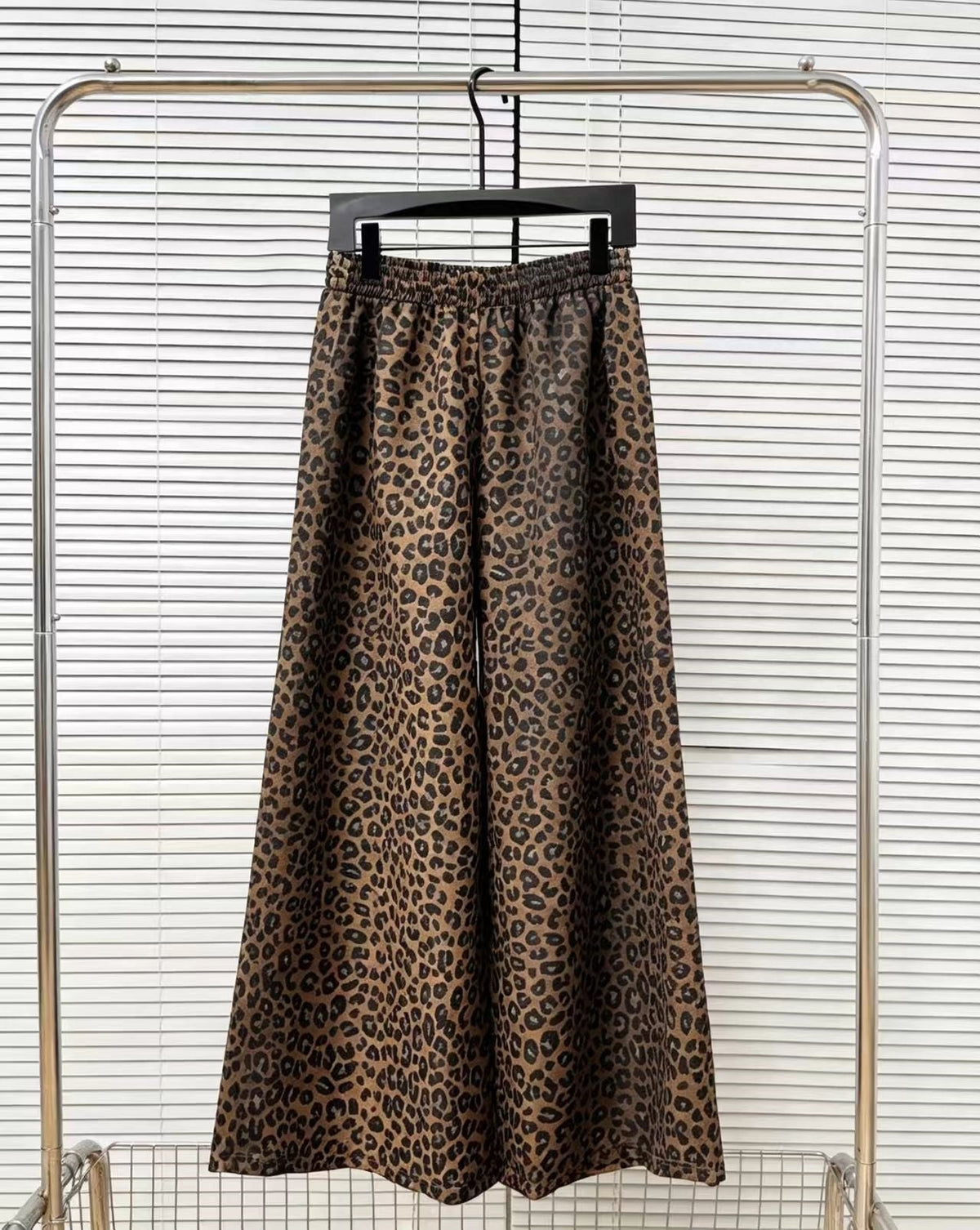 Casual and trendy leopard print pants  E660