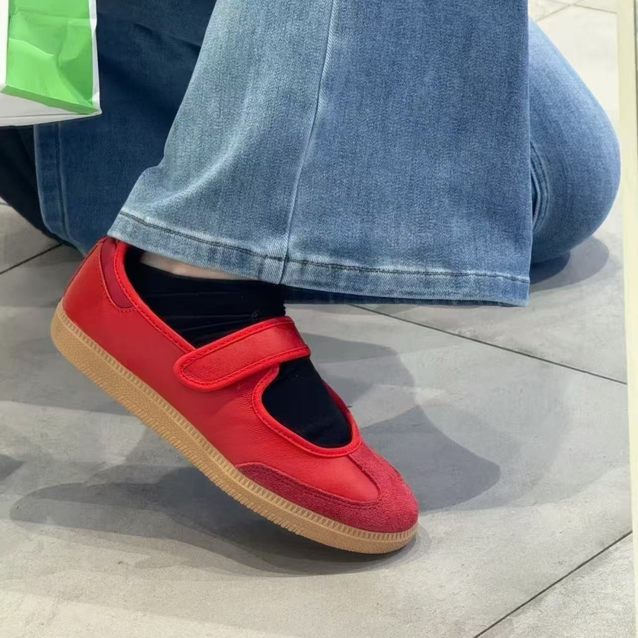Colorful and fashionable sports shoes  E974